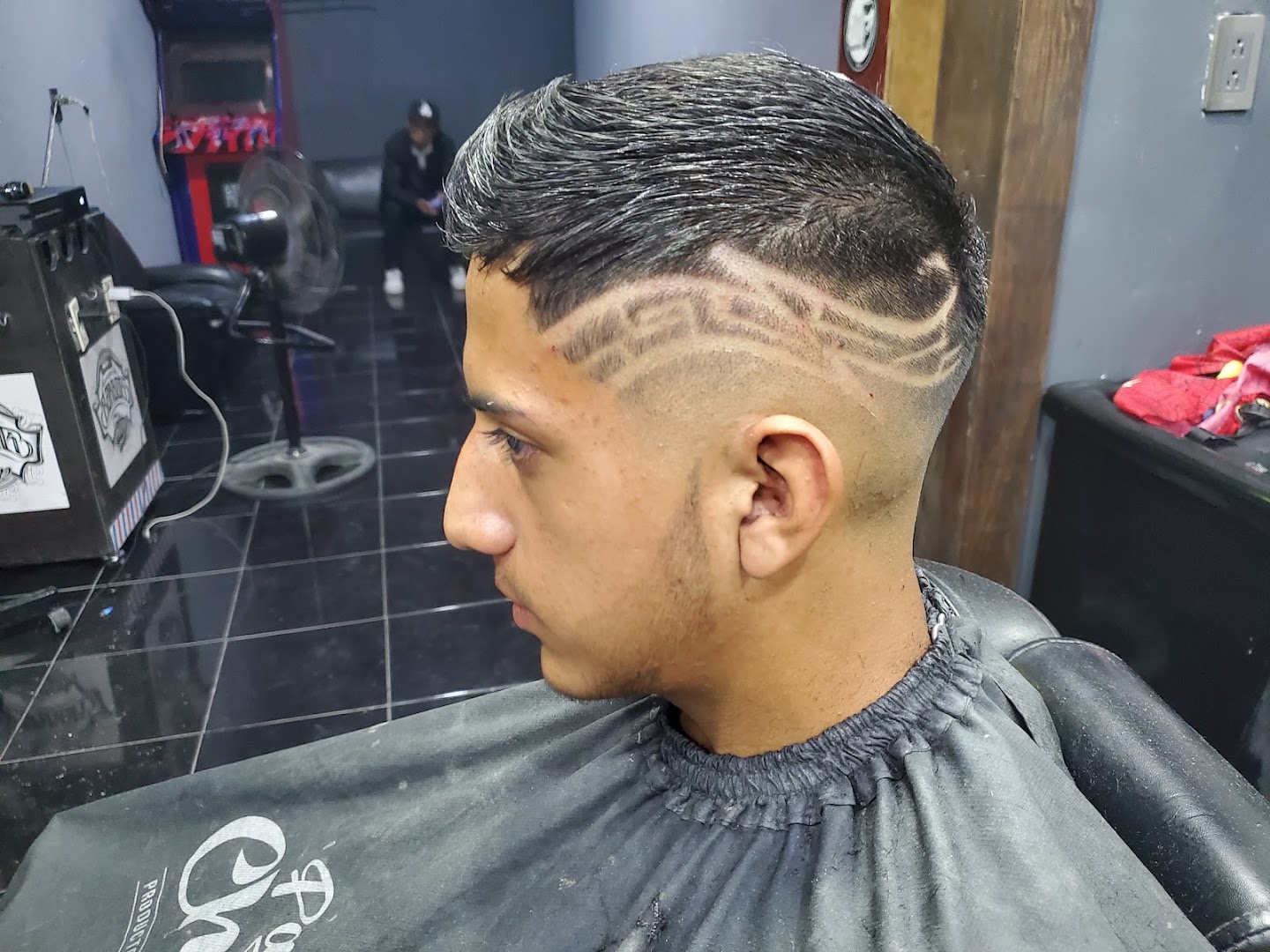 Corte con diseño en Barbería Gera y Yamely